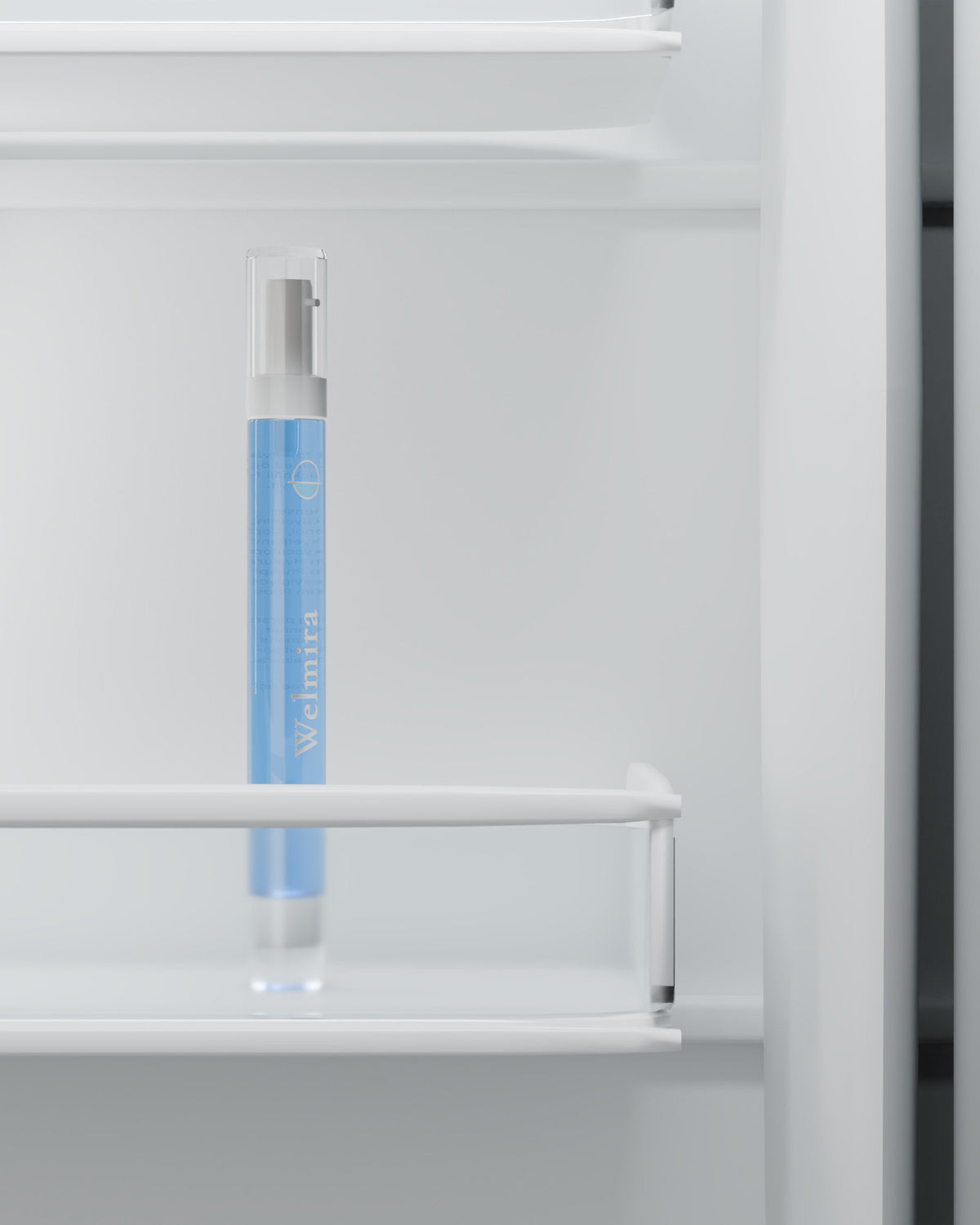 Welmira-flaskan med blått serum på en hylla i kylskåpet
